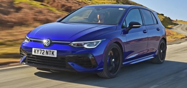 Volkswagen Golf R е още един от онези автомобили, които се борят за титлата най-добър универсален. Неговите характеристики са завладяващи. R притежава използваемостта и тънкостите на базовия Golf, но е невероятно бърз, отлично оборудван и невероятно лесен за управление. 

Ако карате из града бавно, никой няма да хвърли втори поглед на Golf R. Но когато искате да се забавлявате, можете да натиснете газта и да се възползвате максимално от 333-те к.с. на 2,0-литровия бензинов двигател с турбокомпресор, който предава към четирите колела чрез седемстепенна автоматична скоростна кутия с двоен съединител. Наскоро обновен, Golf R се предлага във форма хечбек или като комби.
